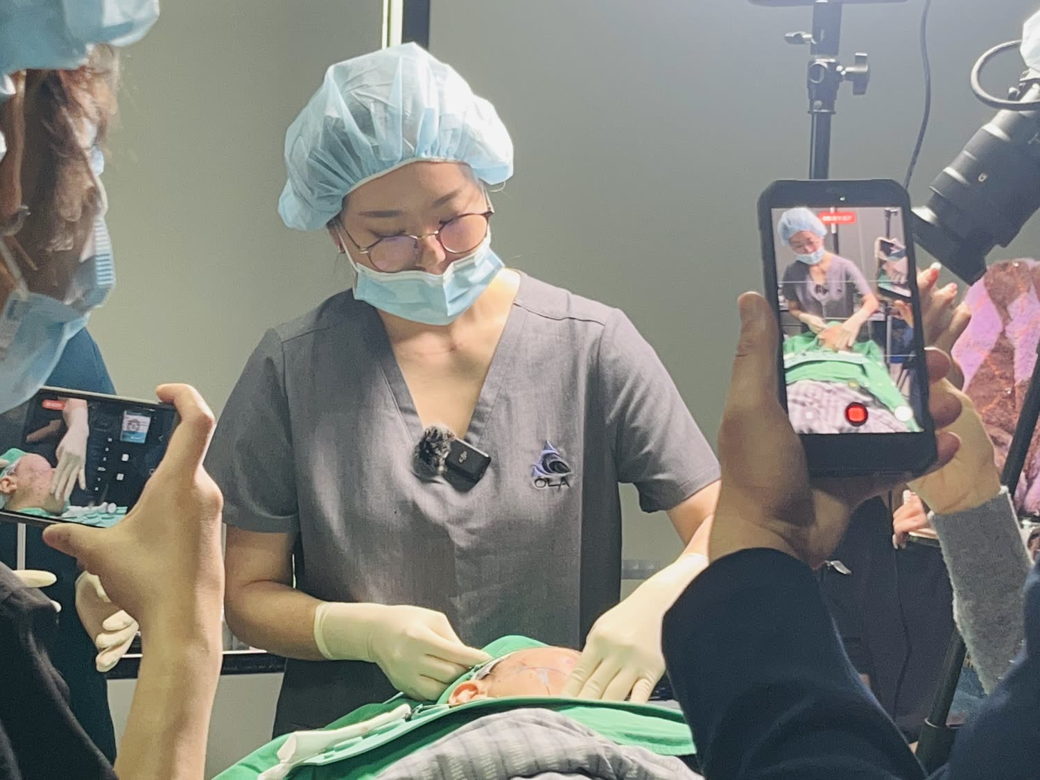 OLA Korea faculty performing a live MINT thread-lift demonstration