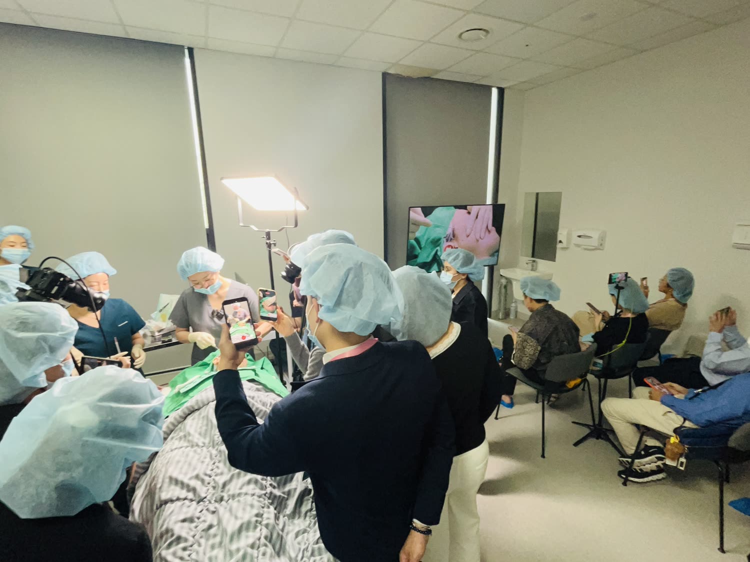 Live MINT thread-lift demonstration room with attending physicians